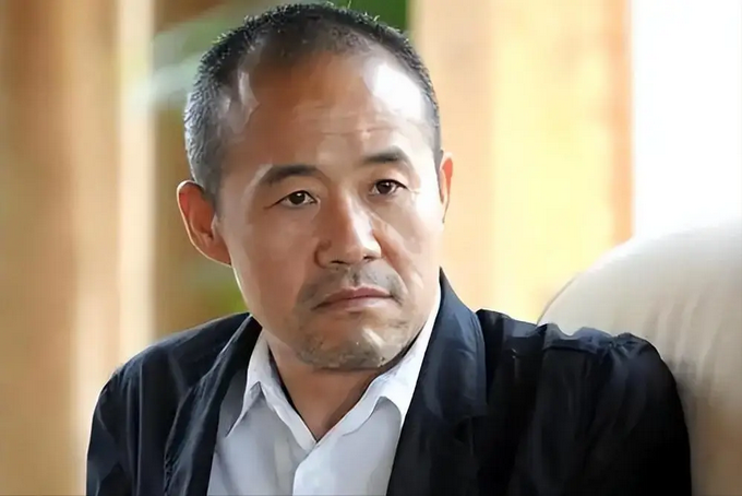 恩爱了10年,74岁的王石开始衰老萎缩,44岁的田朴珺人生绚烂如花