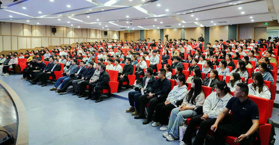 <strong>“探寻商道 筑梦未来”:首期企业家进大学校园演讲交流活动在郑州升达大学启动</strong>