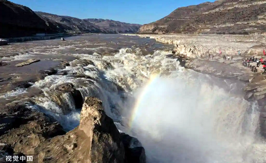 黄河壶口瀑布现“彩虹通天”景观